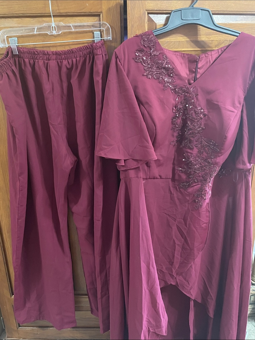 Elegant Burgundy Floral Appliqué Women's 2pc Set w pants Sz. 22  NWT Formal Wear